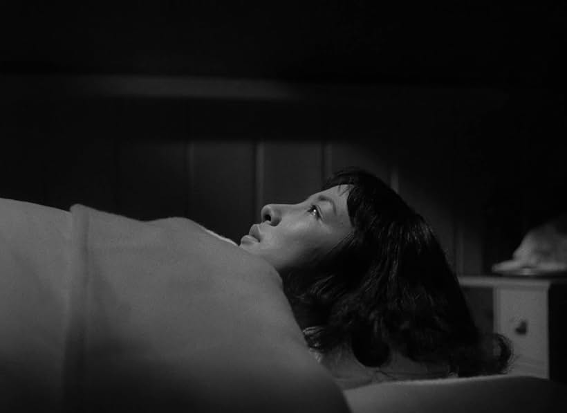 Ineko Arima in Tokyo Twilight (1957)