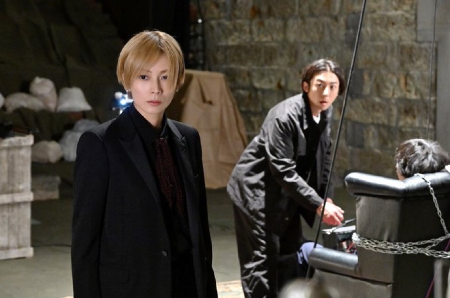 Kô Shibasaki and Issei Takahashi in Invisible (2022)