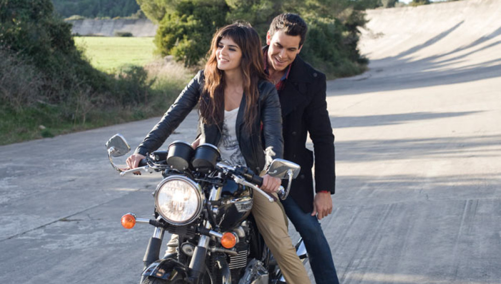 Clara Lago and Mario Casas in I Want You (2012)