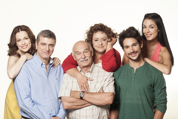 Antonis Antoniou, Vladimiros Kyriakidis, Dafni Lambrogianni, Eleni Kokkidou, Panos Vlahos, and Joanna Fyllidou in Min arhizeis ti mourmoura (2013)