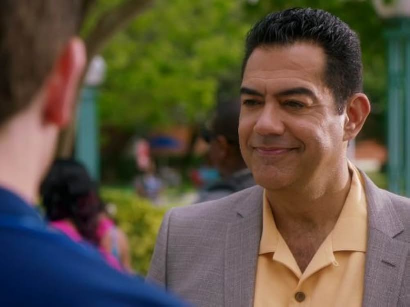 Carlos Gómez in The Glades (2010)