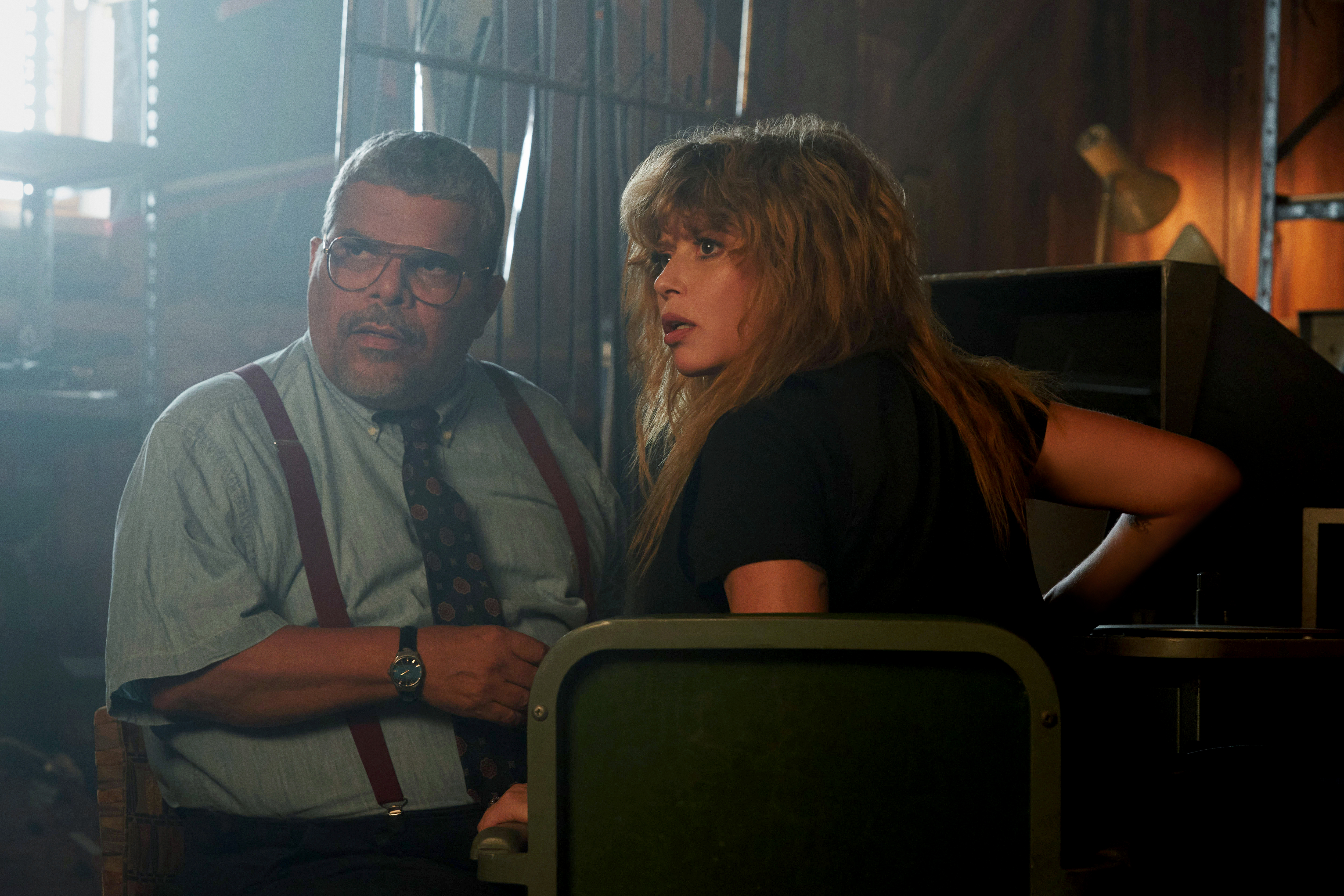 Natasha Lyonne and Luis Guzmán in Poker Face (2023)