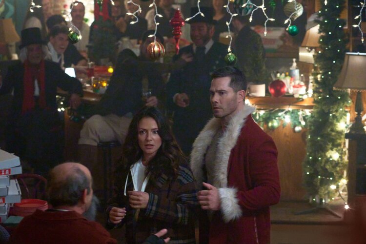 Luke Macfarlane and Italia Ricci in Catch Me If You Claus (2023)