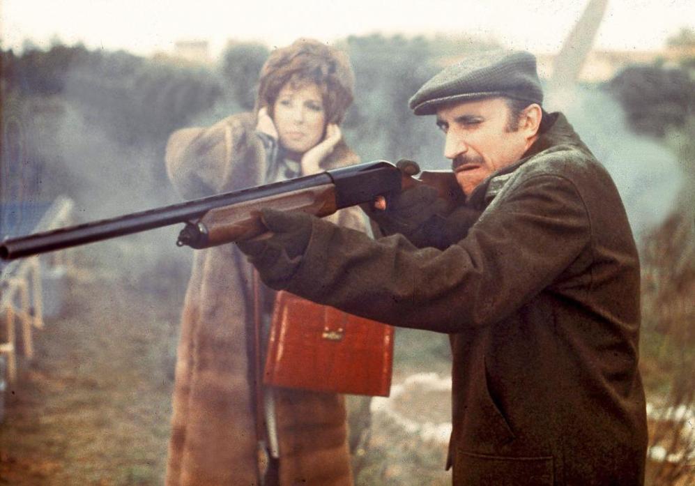 Mónica Randall and José Sazatornil in La escopeta nacional (1978)