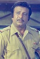 Jagdish Raj in Do Anjaane (1976)