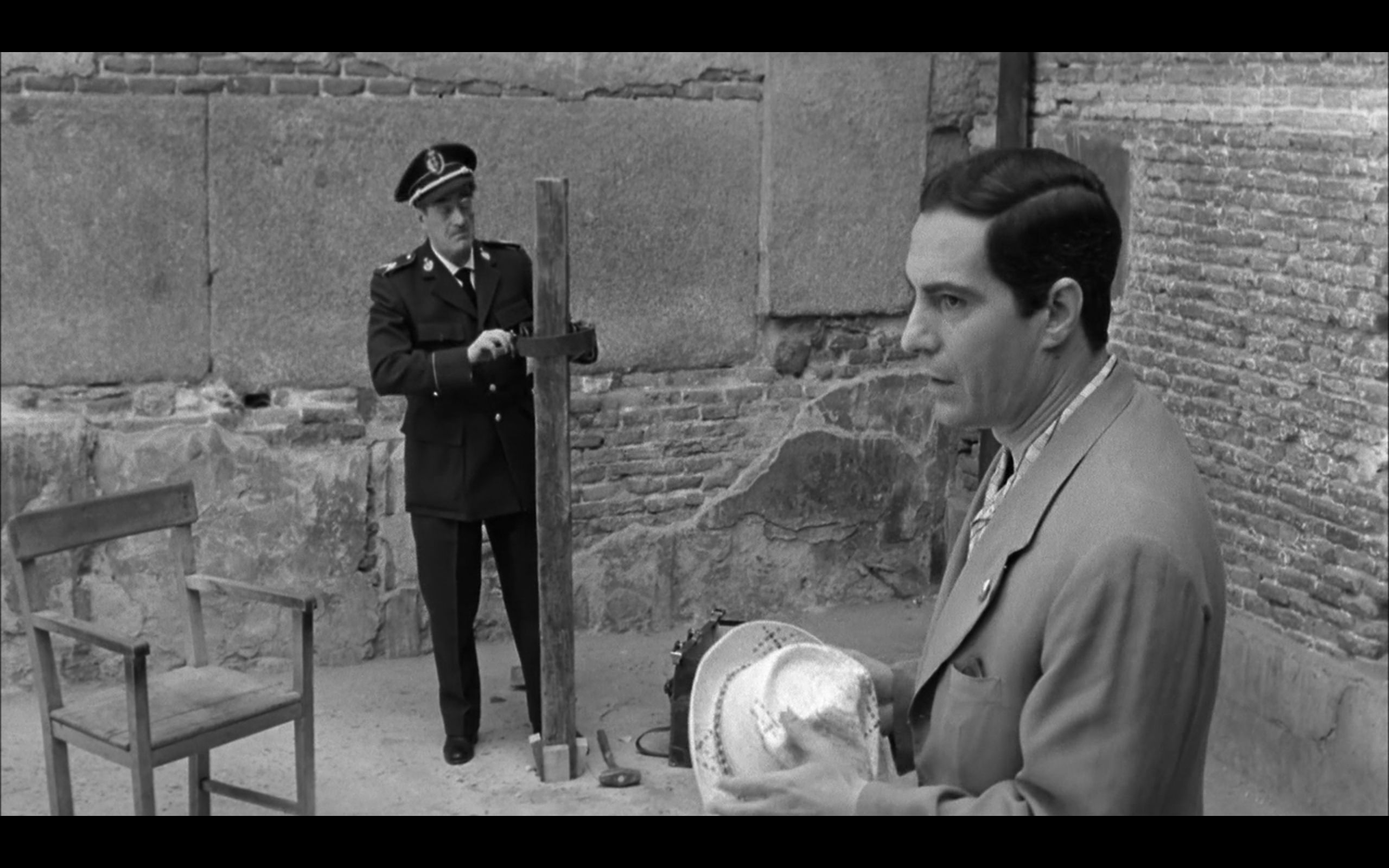 Nino Manfredi and Enrique Pelayo in The Executioner (1963)