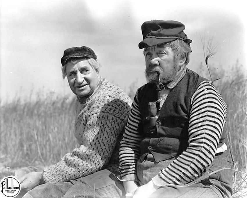 Aage Foss and Axel Frische in Naar bønder elsker (1942)