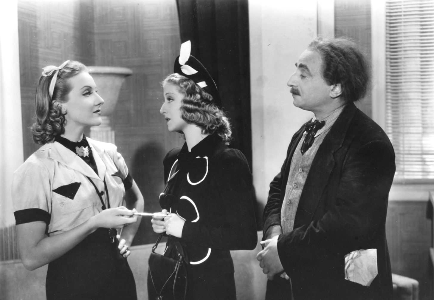 Alita Román, Marcelo Ruggero, and June Marlowe in La modelo y la estrella (1939)