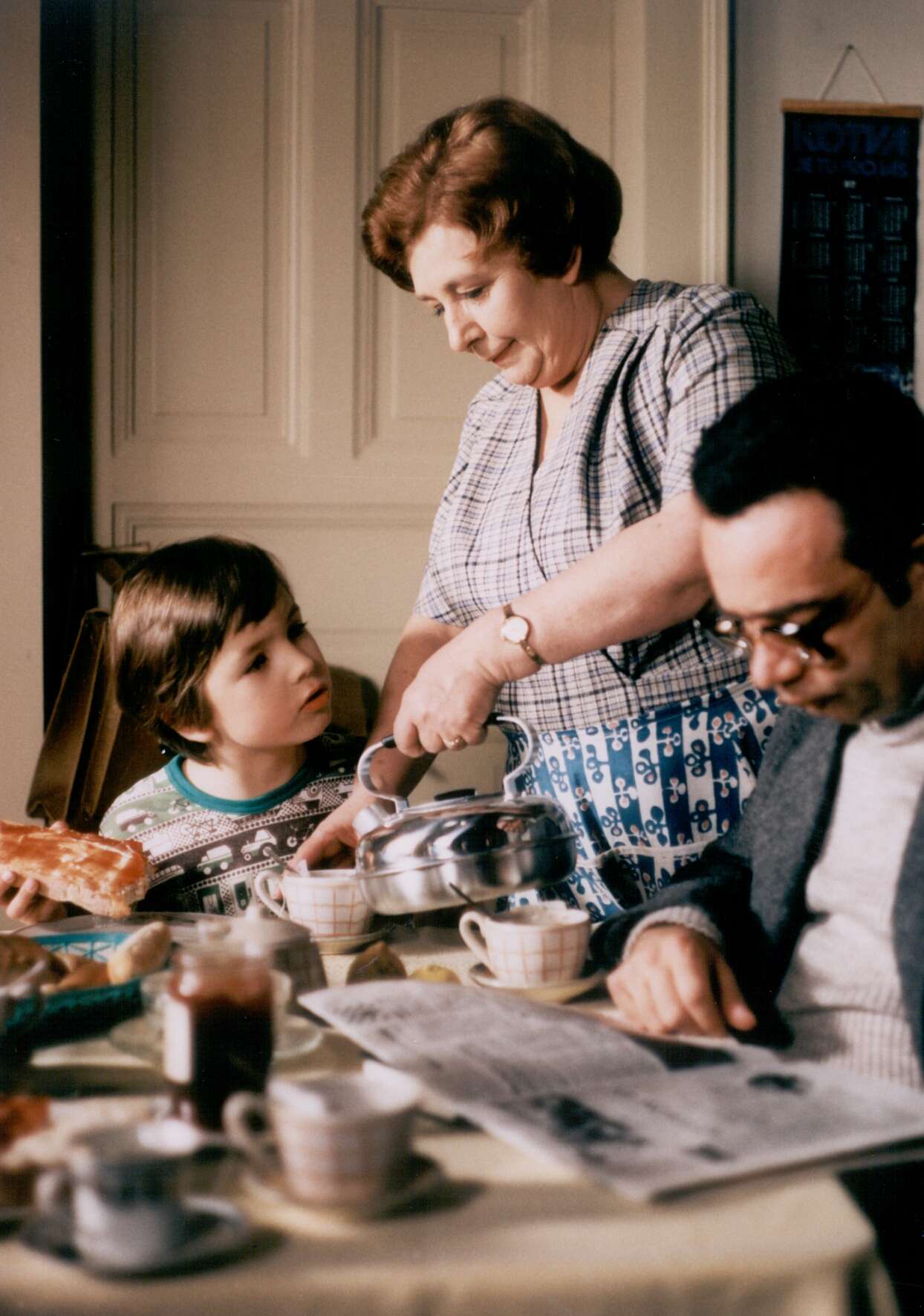 Ondrej Kepka, Vladimír Mensík, and Stella Zázvorková in Arabela (1980)