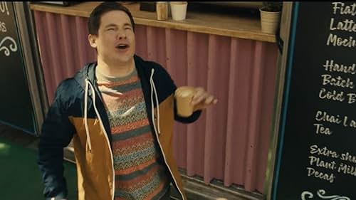 Adam Devine in Mutterseelenallein (2022)