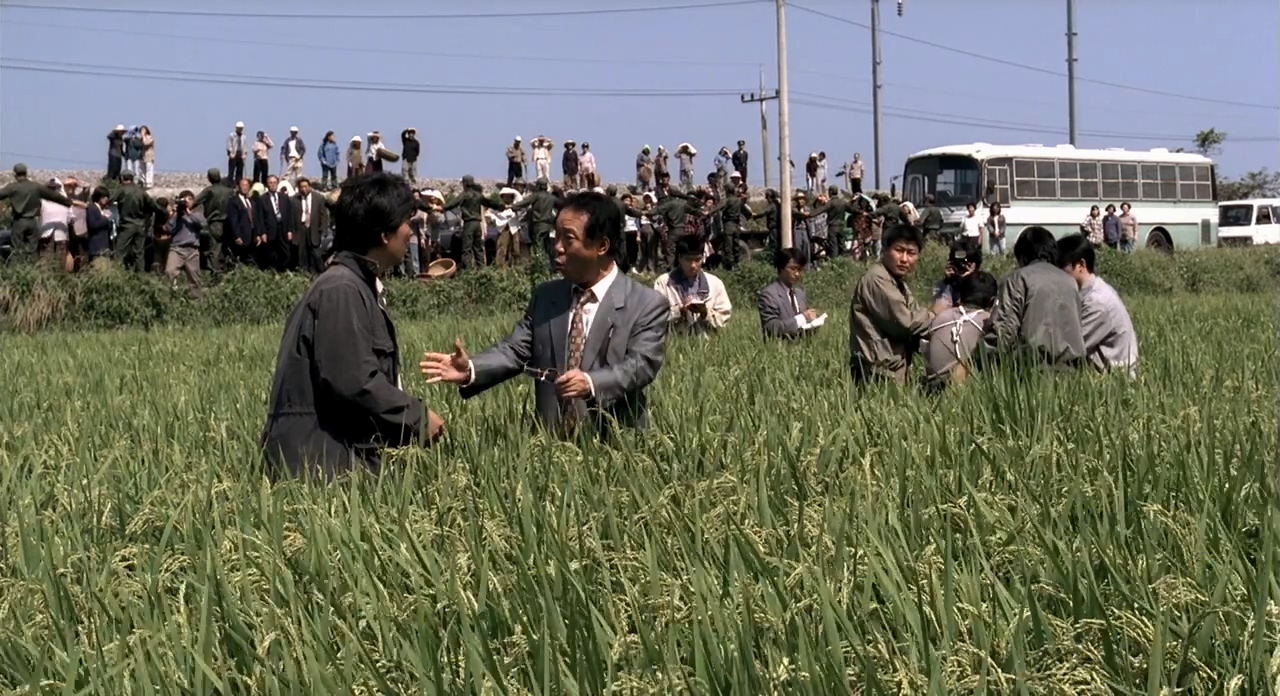 Song Kang-ho, Kim Sang-kyung, Byun Hee-Bong, Kim Roe-ha, and Park No-shik in Memories of Murder (2003)