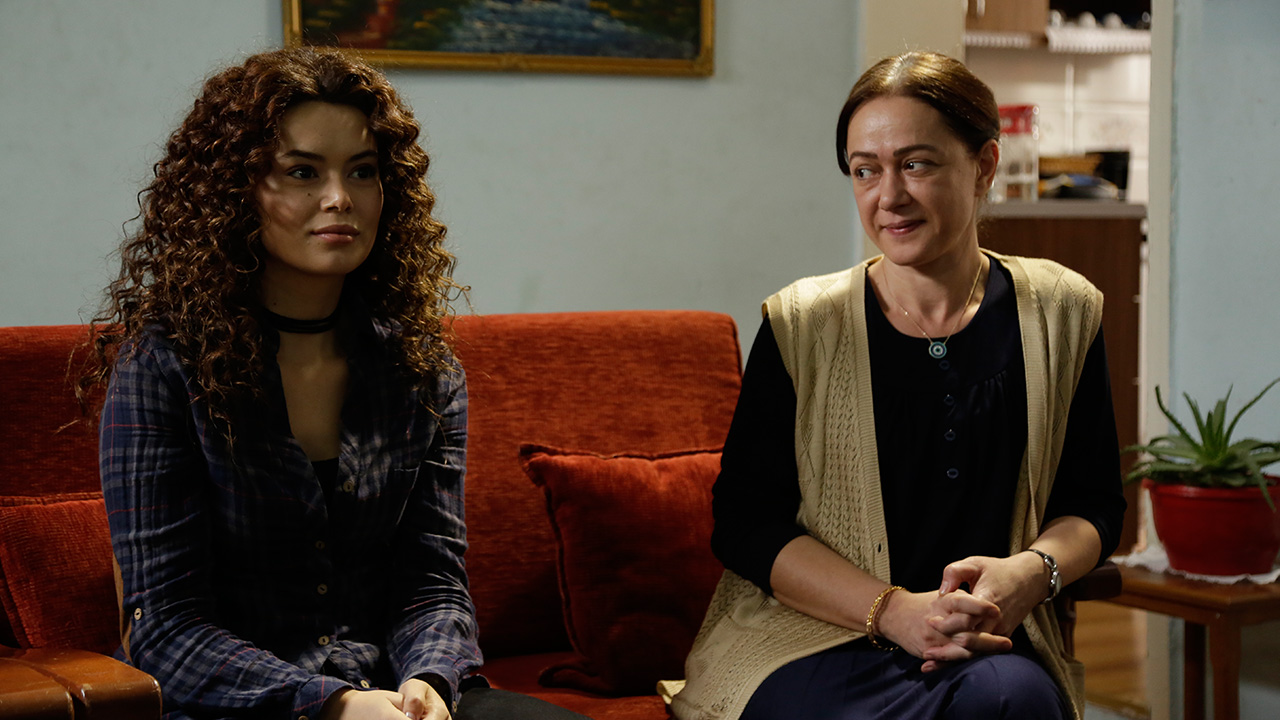 Bennu Yildirimlar and Seray Kaya in Woman (2017)