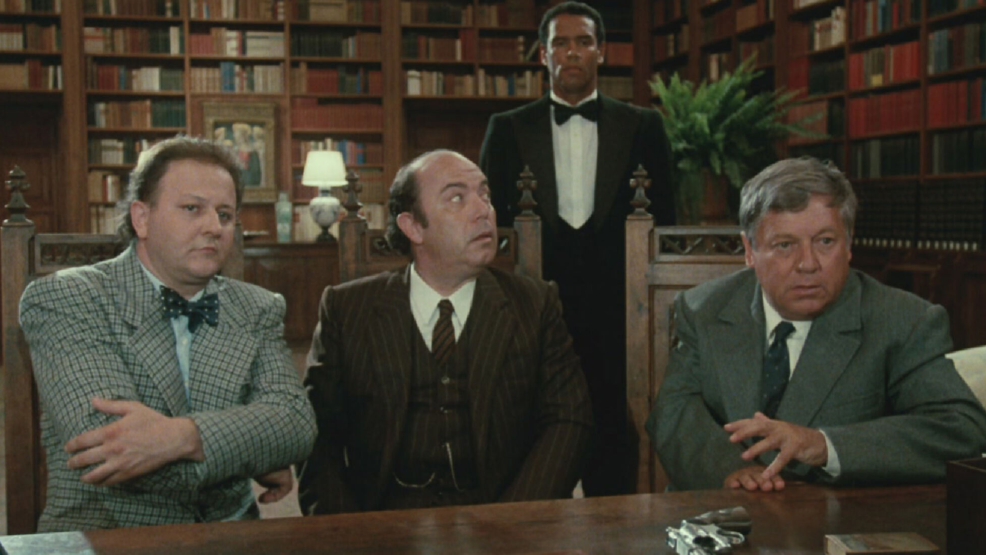 Lino Banfi, Antonio Barrios, Massimo Boldi, and Paolo Villaggio in Scuola di ladri (1986)