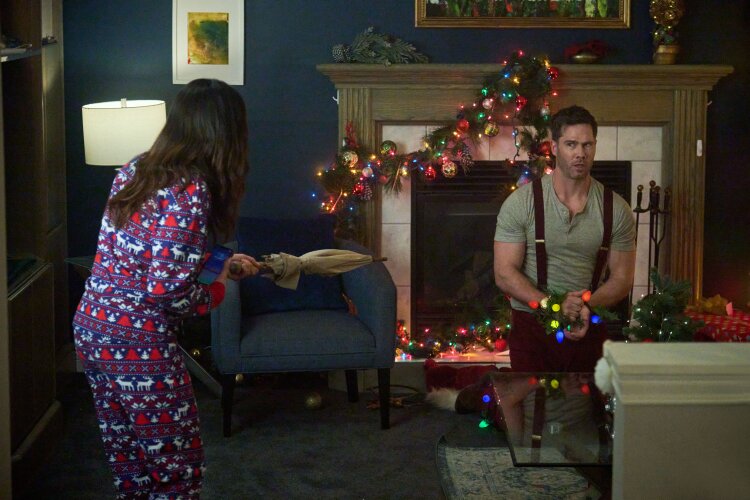 Luke Macfarlane and Italia Ricci in Catch Me If You Claus (2023)