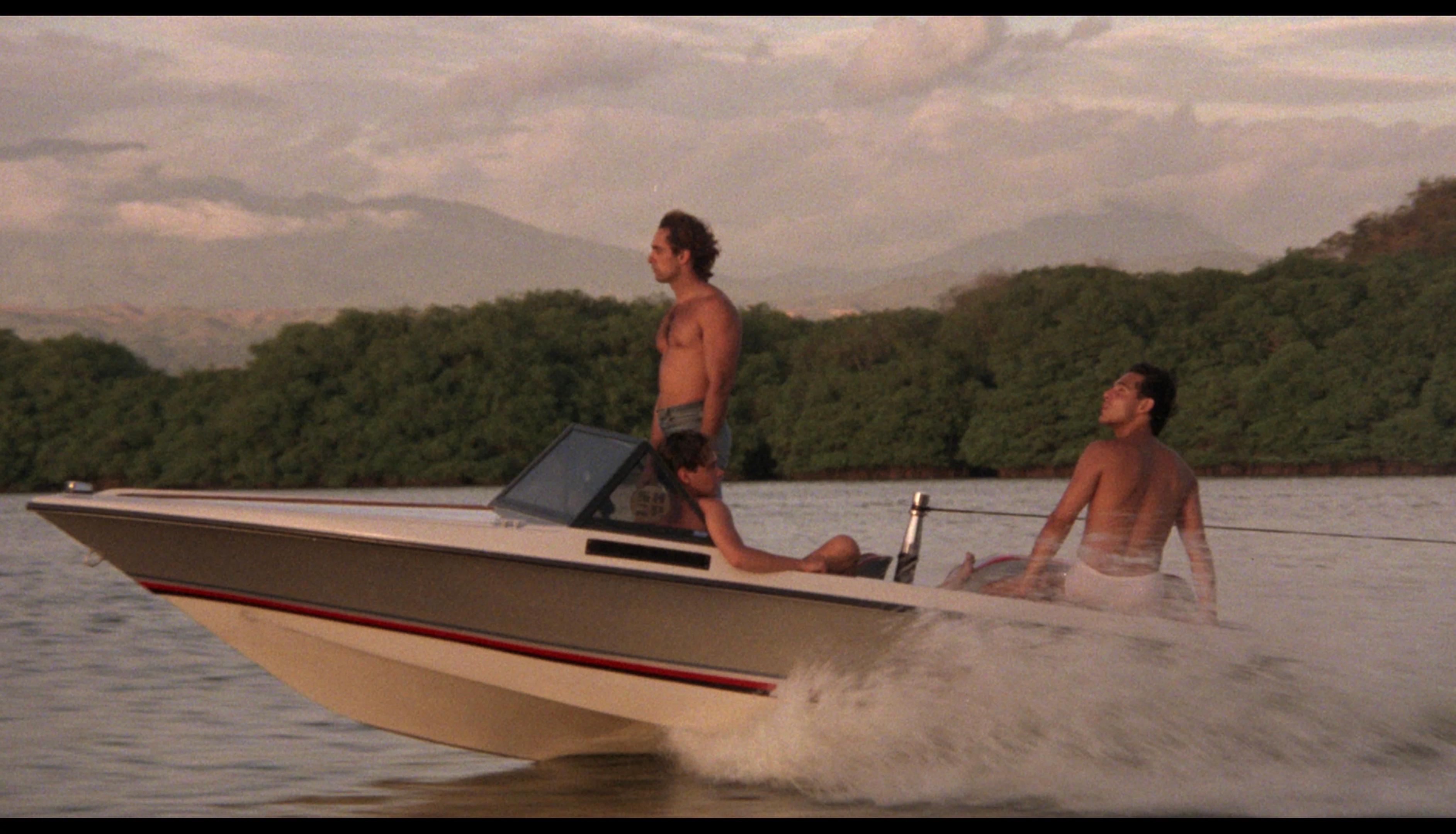 Andrés Bonfiglio, Humberto Lobato, and Antonio Eric in Death on the Beach (1991)