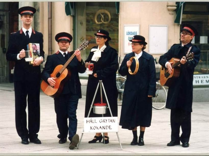 Peter Dalle, Claes Månsson, Suzanne Reuter, and Johan Ulveson in Yrrol - En kolossalt genomtänkt film (1994)