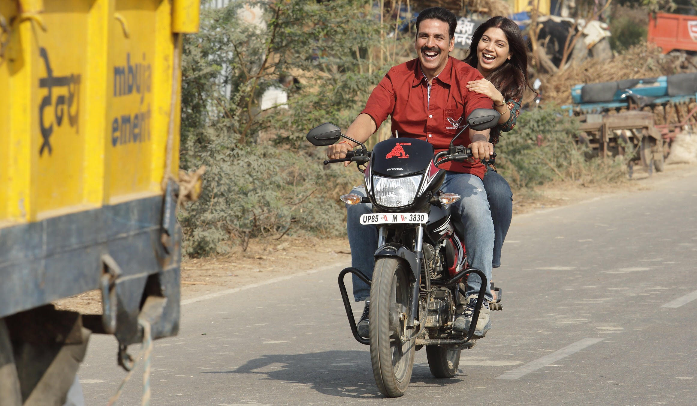 Akshay Kumar and Bhumi Pednekar in Toilet: A Love Story (2017)