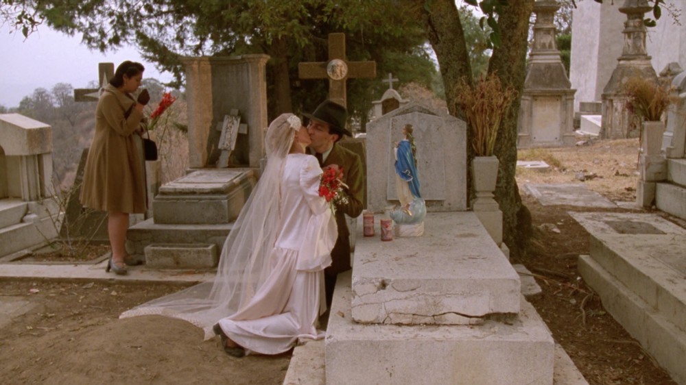 Marisa Paredes, Daniel Giménez Cacho, and Regina Orozco in Deep Crimson (1996)