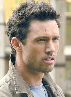 Jeffrey Donovan in Touching Evil (2004)