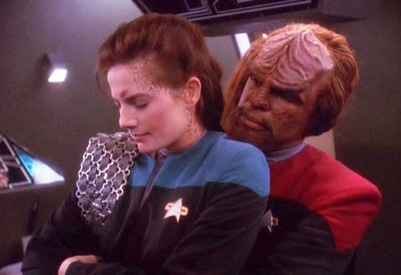 Michael Dorn and Terry Farrell in Star Trek: Deep Space Nine (1993)