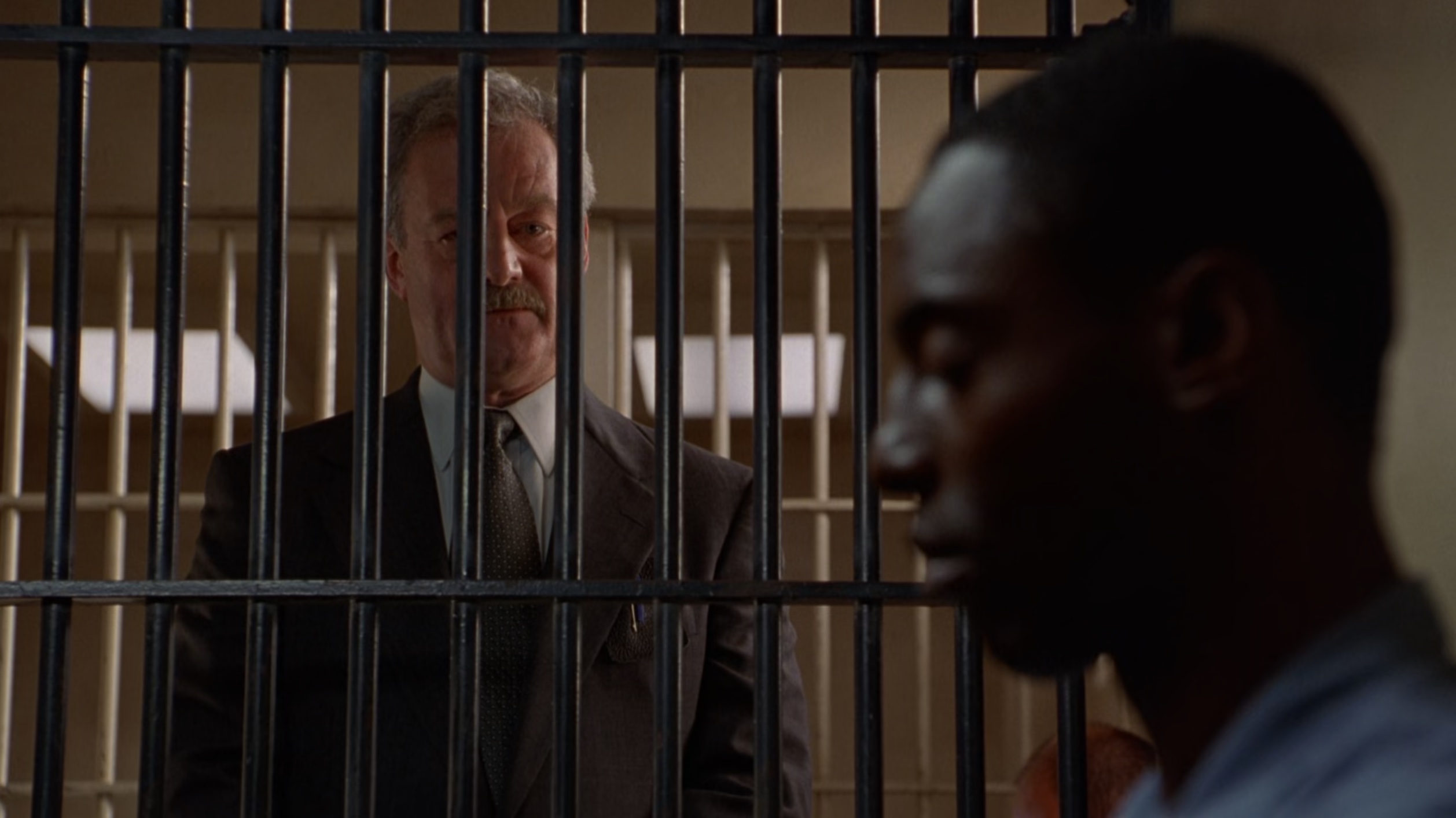 Bernard Hill and Isaiah Washington in True Crime (1999)