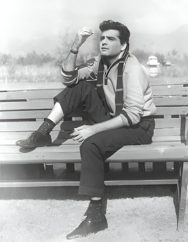 Feroz Khan in Pyasi Sham (1969)