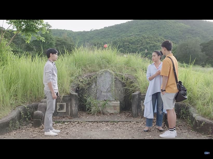 Inthira Charoenpura, Pawat Chittsawangdee, and Prachaya Ruangroj in He's Coming To Me (2019)