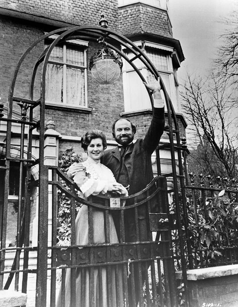 Iain Cuthbertson and Dinah Sheridan in The Railway Children (1970)