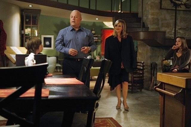 Julie Benz, Michael Chiklis, Kay Panabaker, and Jimmy Bennett in No Ordinary Family (2010)