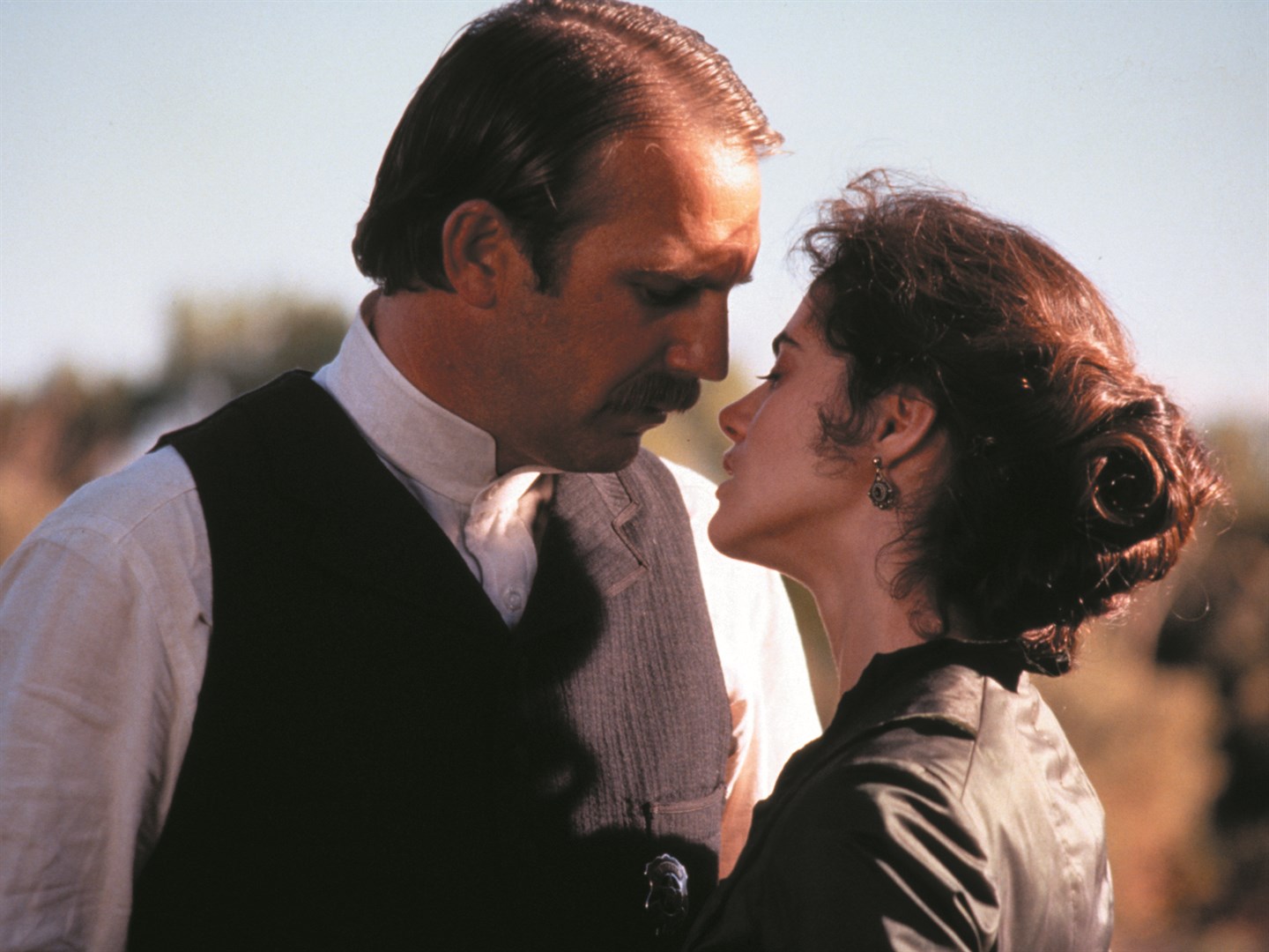 Kevin Costner and Joanna Going in Wyatt Earp (1994)