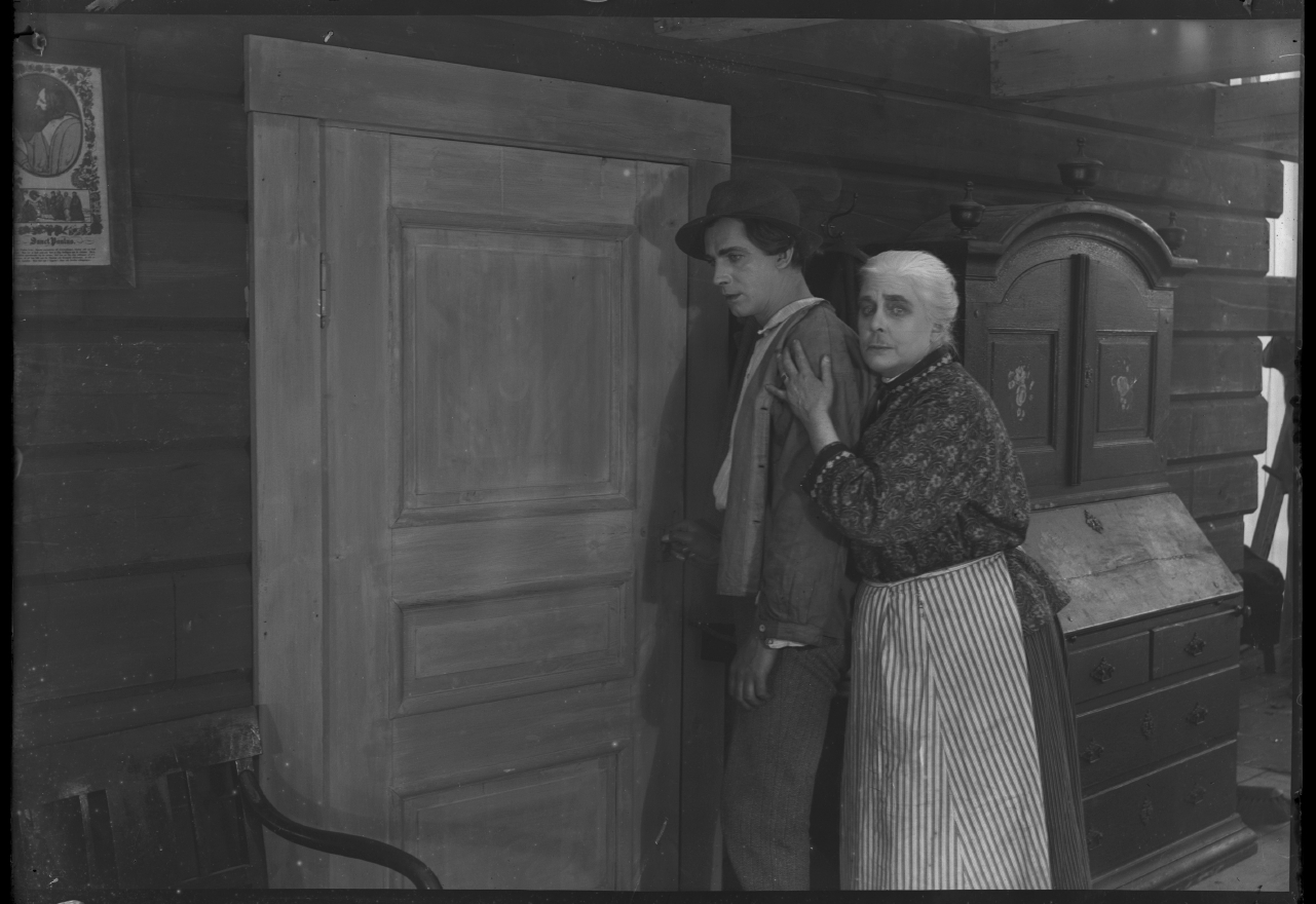 Louise Fahlman and Lars Hanson in Sången om den eldröda blomman (1919)