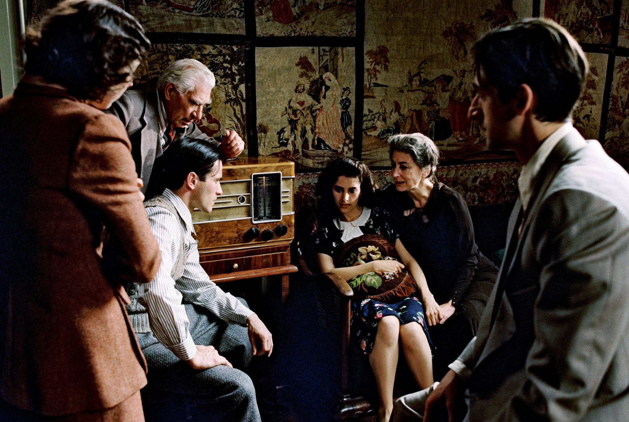 Adrien Brody, Frank Finlay, Maureen Lipman, Julia Rayner, Ed Stoppard, and Jessica Kate Meyer in The Pianist (2002)