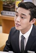 Yoo Ah-in in Descendants of the Sun (2016)