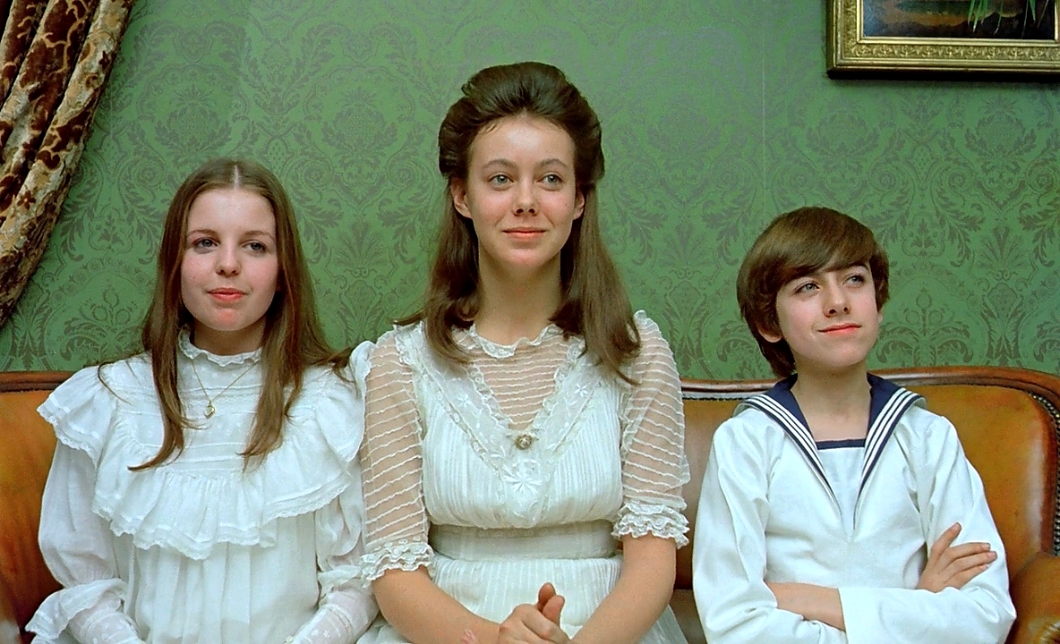 Jenny Agutter, Sally Thomsett, and Gary Warren in The Railway Children (1970)