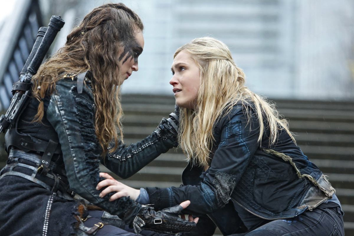 Eliza Taylor and Alycia Debnam-Carey in The 100 (2014)