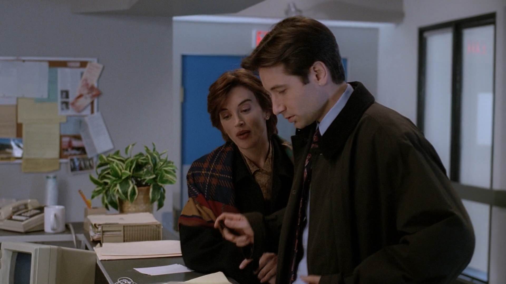 David Duchovny and Amanda Pays in The X-Files (1993)