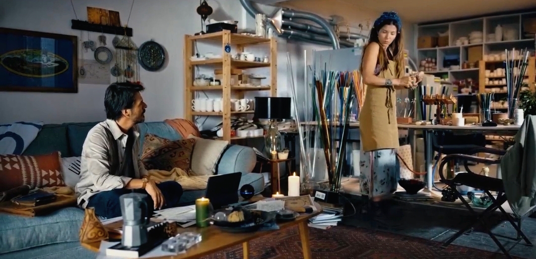 Mehmet Günsür and Selma Ergeç in The Gift (2019)