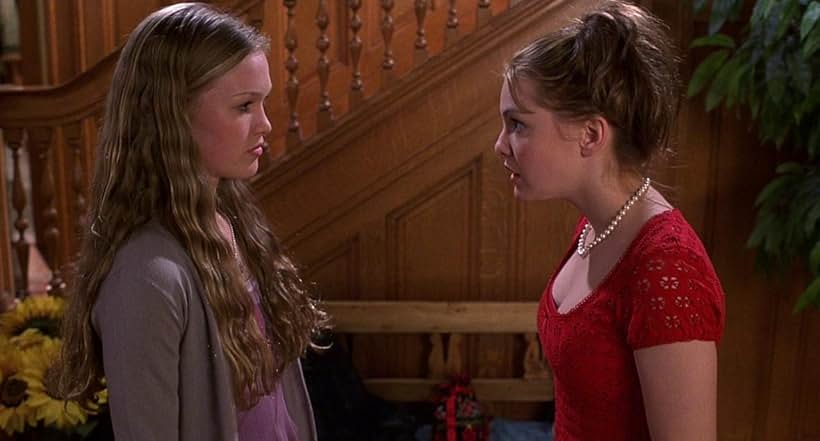 Julia Stiles and Larisa Oleynik in 10 Things I Hate About You (1999)