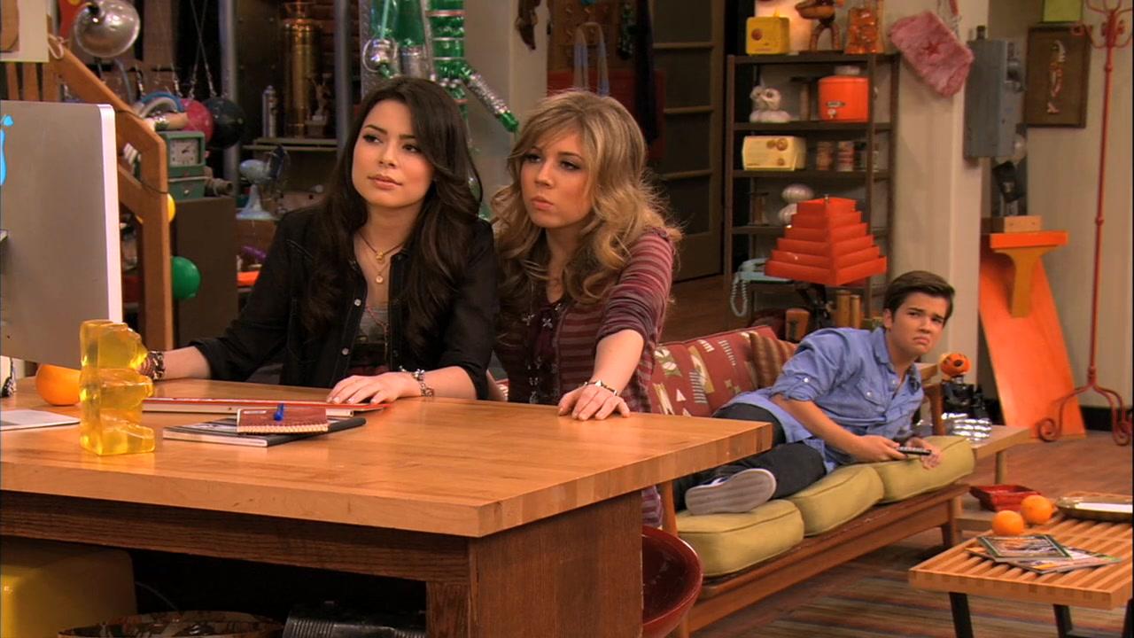 Nathan Kress, Miranda Cosgrove, and Jennette McCurdy in iParty with Victorious (2011)