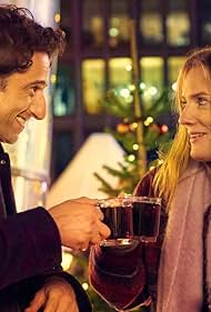 Serkan Kaya and Marie Burchard in Zwei Weihnachtsmänner sind einer zu viel (2023)