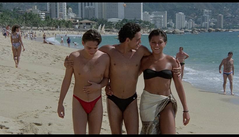 Andrés Bonfiglio, Humberto Lobato, and Angela Alatriste in Death on the Beach (1991)