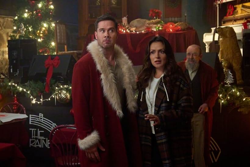 Luke Macfarlane and Italia Ricci in Catch Me If You Claus (2023)