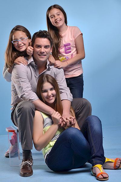 Diego Muñoz, Belén Soto, Antonella Castagno, and Valentina Voguel in Dos por Uno (2013)