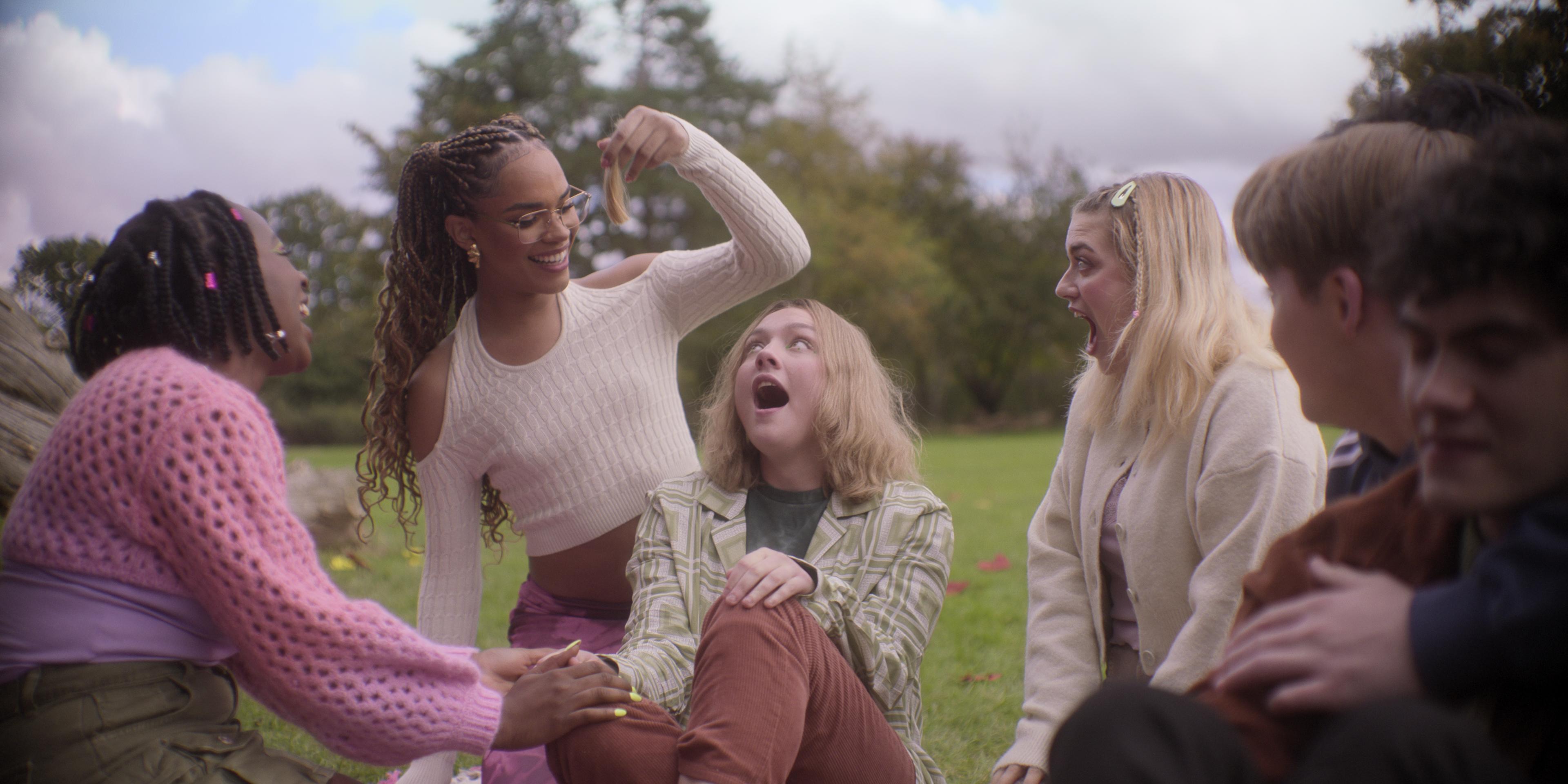 Joe Locke, Yasmin Finney, Kizzy Edgell, Rhea Norwood, Corinna Brown, and Kit Connor in Heartstopper (2022)