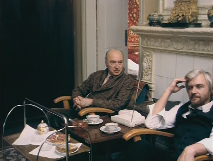 Aleksandr Martynov and Nikolai Prokopovich in Zoloto partii (1993)