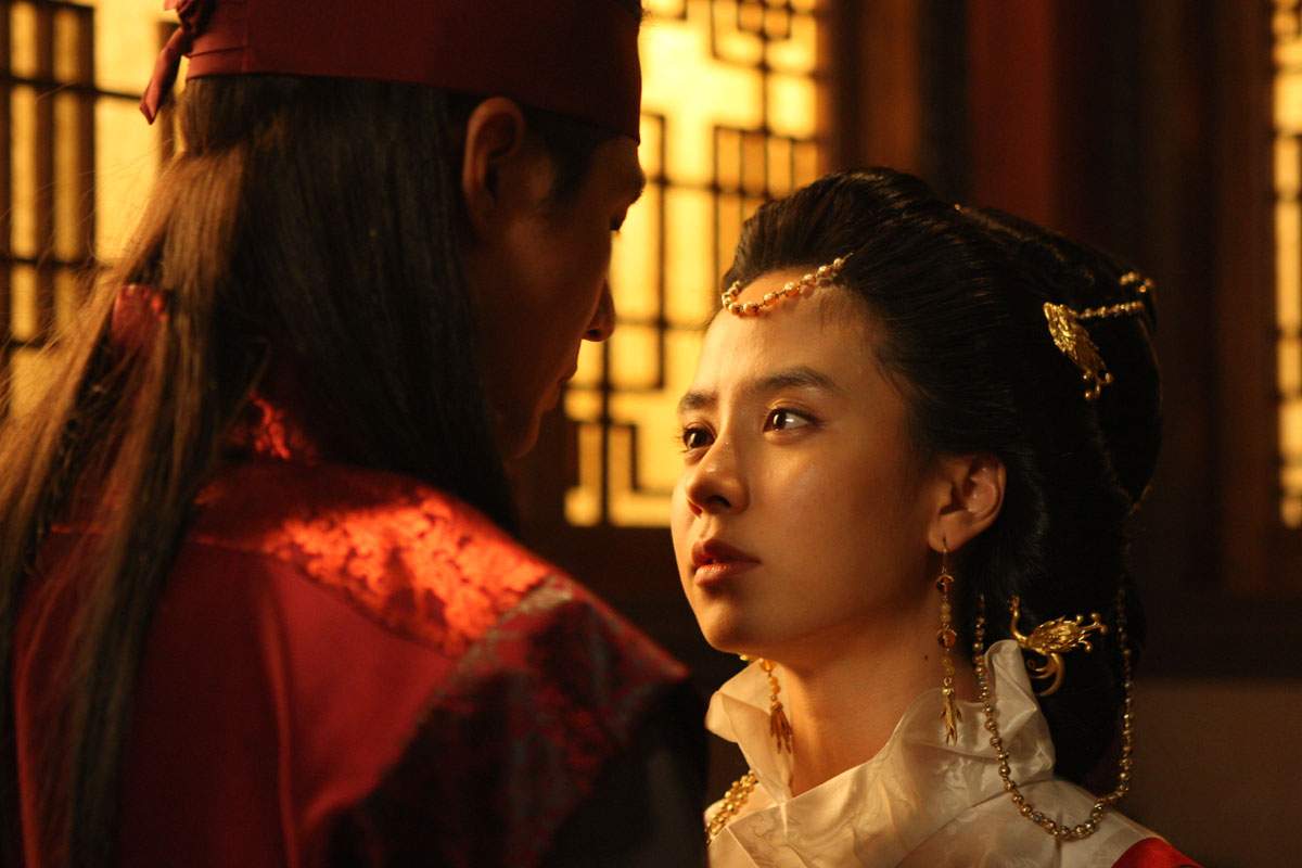 Zo In-sung and Song Ji-hyo in A Frozen Flower (2008)