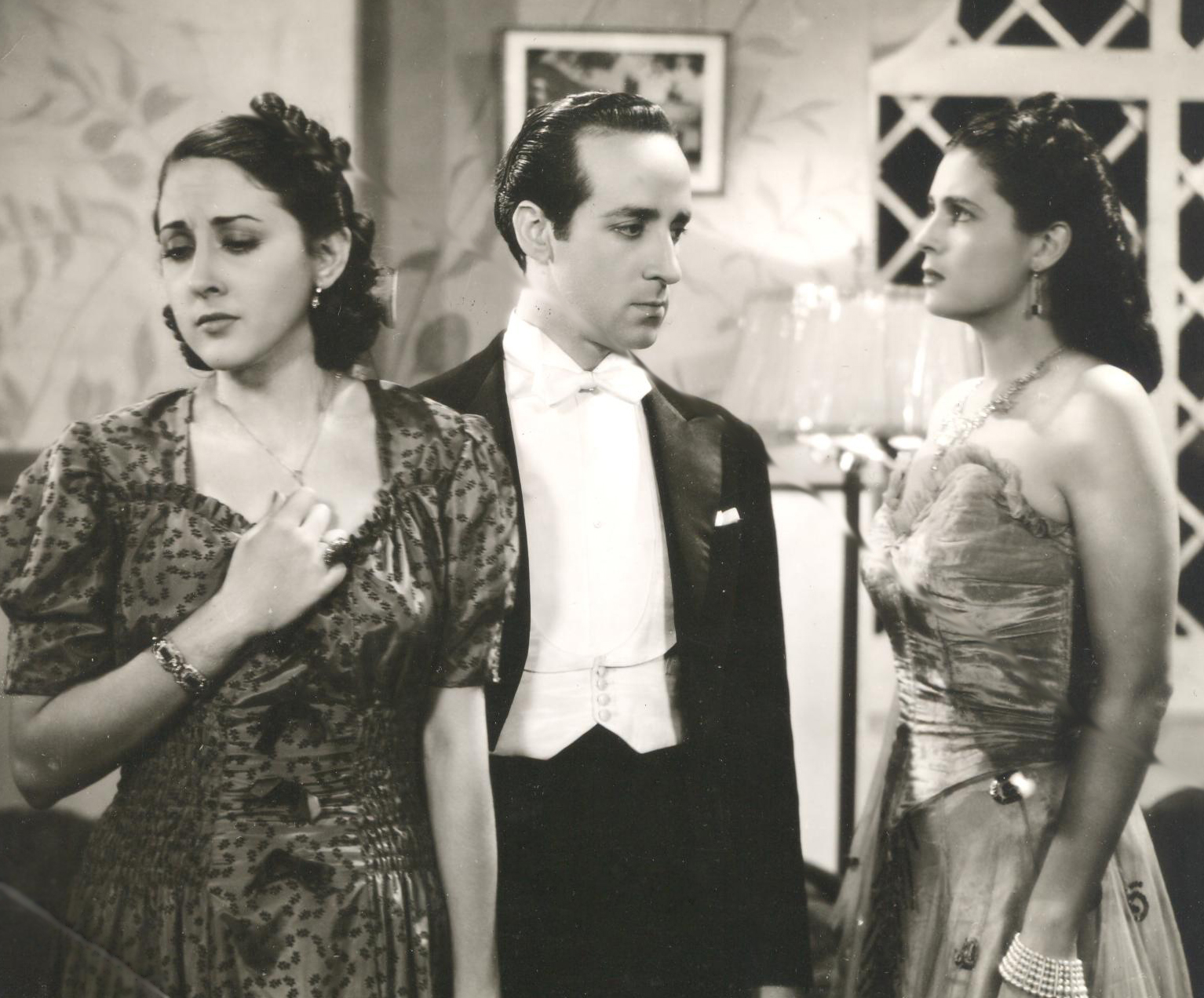 Margarita Mora, Víctor Urruchúa, and Sofía Álvarez in Flor de fango (1941)