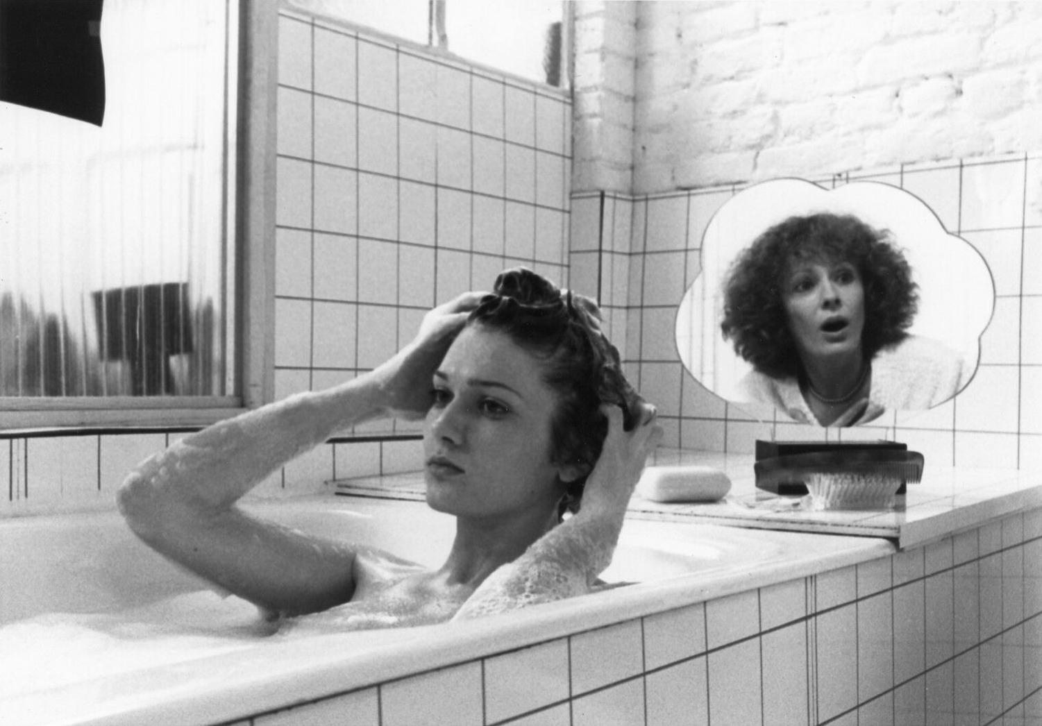 Élise Caron and Delphine Seyrig in Le petit Pommier (1981)