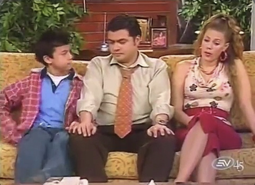 Lorna Cepeda, Ivan Gonzales, and Santiago Rodríguez in Casados con hijos (2004)