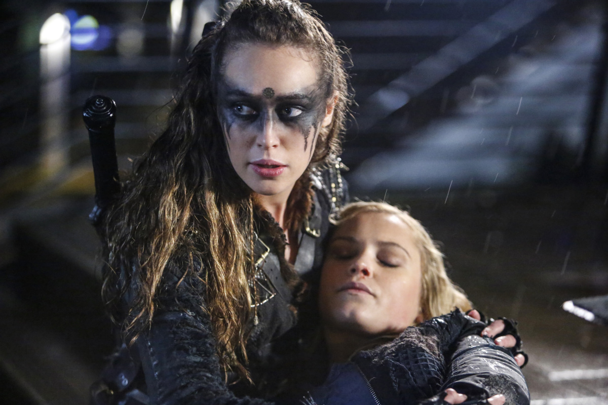 Eliza Taylor and Alycia Debnam-Carey in The 100 (2014)